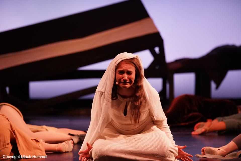 'Wer bin ich Gott?' fragt sie sich verzweifelt. Straft Gott sie, weil sie nicht den für eine Frau bestimmten Weg gehen will? paepstin musical stuttgart 067