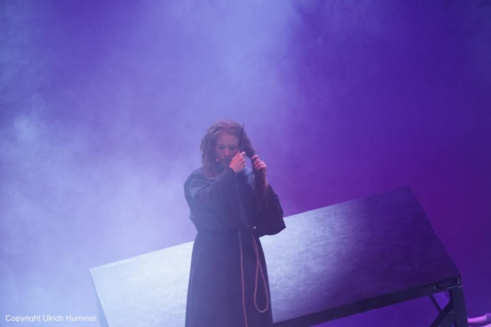 Als Bruder Johannes macht sie sich an Stelle ihres getöteten Bruders auf den Weg nach Fulda, um dort als Mönch in das Kloster einzutreten. paepstin musical stuttgart 074