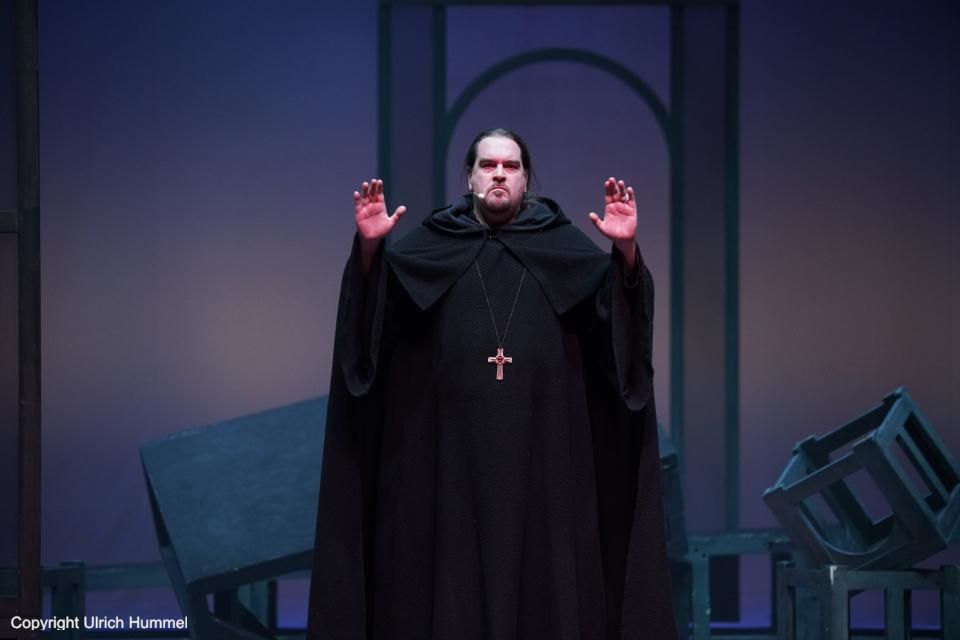 Wieder gehen Jahre ins Land. Johanna lebt als Bruder Johannes Anglicus im Kloster Fulda. Mit ihrem immensen Wissen um Heilkunde, mit ihrem freien Geist und ihrem Wissensdurst macht sie sich nicht nur Freunde im Kloster, dessen Vorsitz der nicht eben sanftmütige Abt Ratgar (Rouven Wildegger-Bitz) führt. paepstin musical stuttgart 076