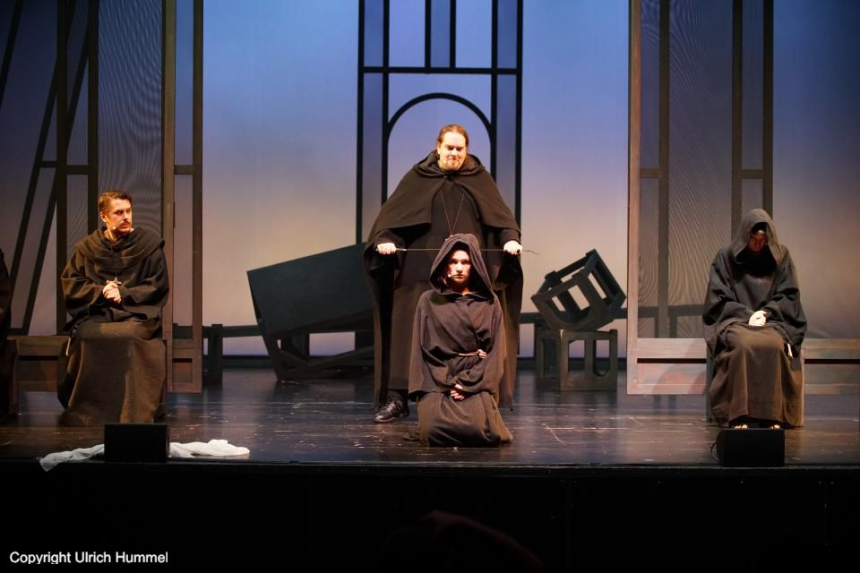 'Entblöße dich' verlangt der Abt. Aber auf Johanna wartet nicht nur die Peitsche, sondern der sichere Tod, wenn ihre wahre Identität ans Tageslicht kommt. Die Situation scheint ausweglos. paepstin musical stuttgart 078