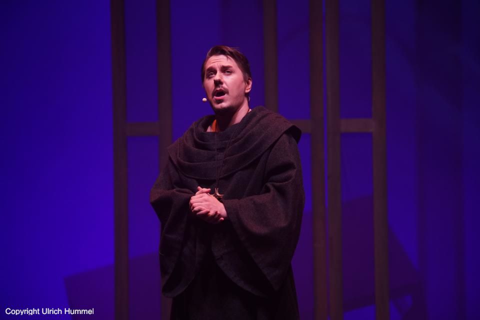 'Hinter hohen Klostermauern machen wir die Welt zu klein. Der Herr setzt uns'ren Seelen keine Grenzen. Demut darf nicht feige sein.' paepstin musical stuttgart 081