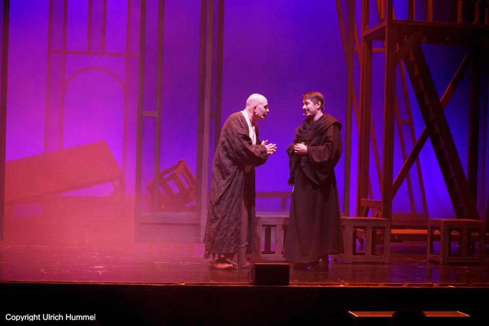 Unerwarteter Besuch steht vor der Klosterpforte: Johannas Vater hat von einem besonders begabten Mönch im Kloster Fulda erfahren. Er ist sich sicher, dass es sich um seinen Sohn Johannes handelt. Nachdem er in Ingelheim seine Stellung verloren hat, hofft er, dass Johannes beim Abt ein gutes Wort für ihn einlegt. paepstin musical stuttgart 083