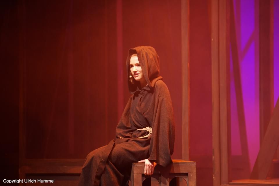 Johannas Wiedersehensfreude hält sich in Grenzen. paepstin musical stuttgart 084