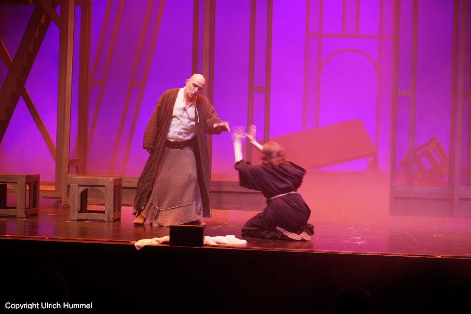 'Immer hab ich es gewusst, dass der Teufel in dir steckt. Warum bist du nur geboren und nicht im Mutterleib verreckt?' paepstin musical stuttgart 086