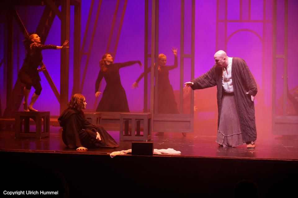 Johanna scheint verloren. paepstin musical stuttgart 087