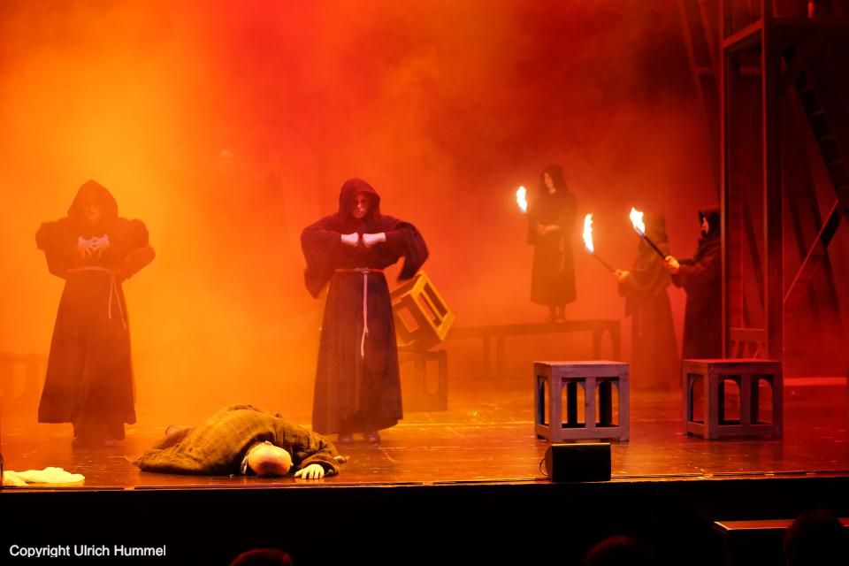 Während Johanna flieht, verbrennt Abt Ratgar wie angedroht die Schriften, die er als 'heidnisch' bezeichnet. Den Flammen zum Opfer fallen die Worte großer Gelehrter. paepstin musical stuttgart 091