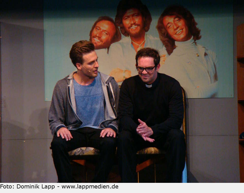 Alexander Klaws (Tony Manero) und Mathias Meffert (Frank Manero jun.) saturday night fever 06