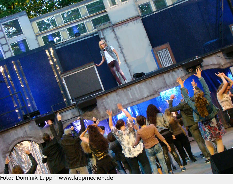 Christian Schöne (Monty) mit Ensemble saturday night fever 09