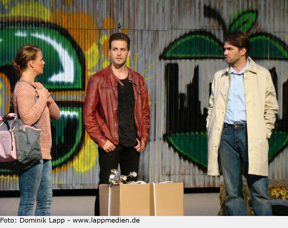 Nadja Scheiwiller (Stephanie Mangano), Alexander Klaws (Tony Manero) und Jan Altenbockum saturday night fever 12