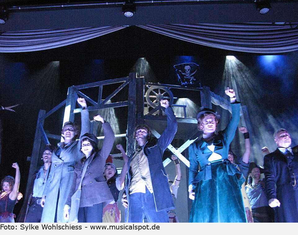 Im Musical "Die Schatzinsel" verläuft die Seeräubergeschichte parallel zum Leben ihres Autors Robert Louis Stevenson. schatzinsel 4155