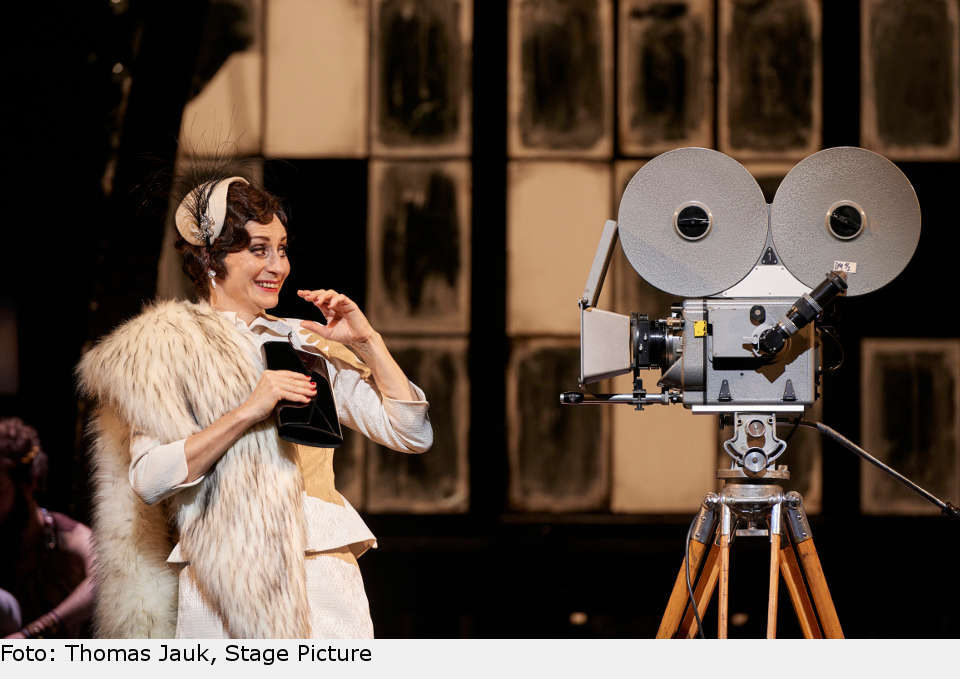 Pia Douwes als ehemaliger Stummfilmstar Norma Desmond im Musical "Sunset Boulevard". sunset dortmund 02